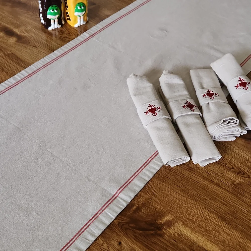 Walten 100% Cotton Table Runner with 4 matching cloth napkins measures 50